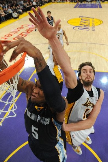 一名中锋占 一名中锋占